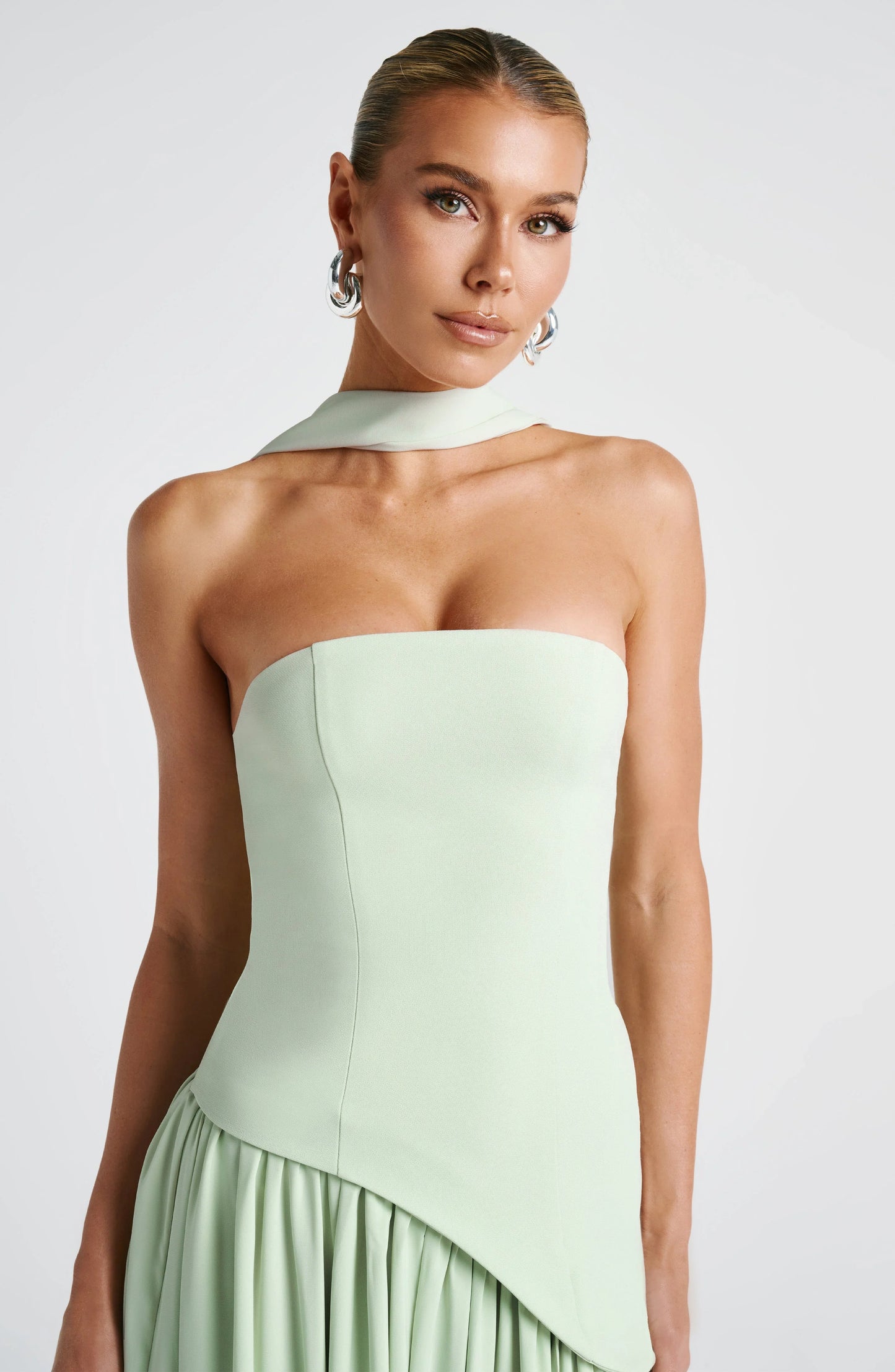 Calista | Rochie Maxi Eleganta Bustieră cu Detaliu Eșarfă și Despicătură